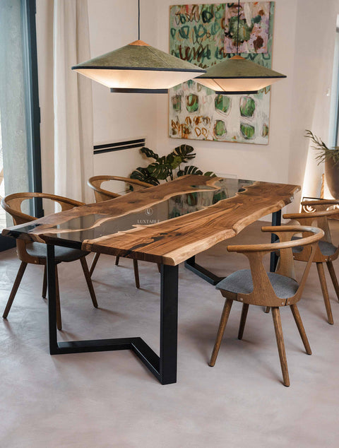 Baumstamm Tisch Calliope aus Nussbaum mit rauchgrauem Epoxidharz