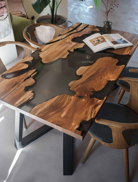 Harztisch Forest aus Nussbaum massiv mit rauchgrauem Epoxidharz