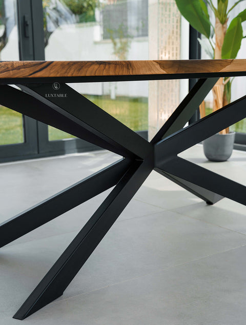 Epoxy Tisch Bali aus massivem Nussbaum mit rauchig mattem Epoxidharz