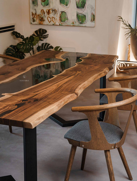 Baumstamm Tisch Calliope aus Nussbaum mit rauchgrauem Epoxidharz