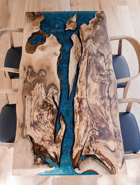 Esstisch Natura aus Nussbaum massiv mit blaugrauem Epoxidharz