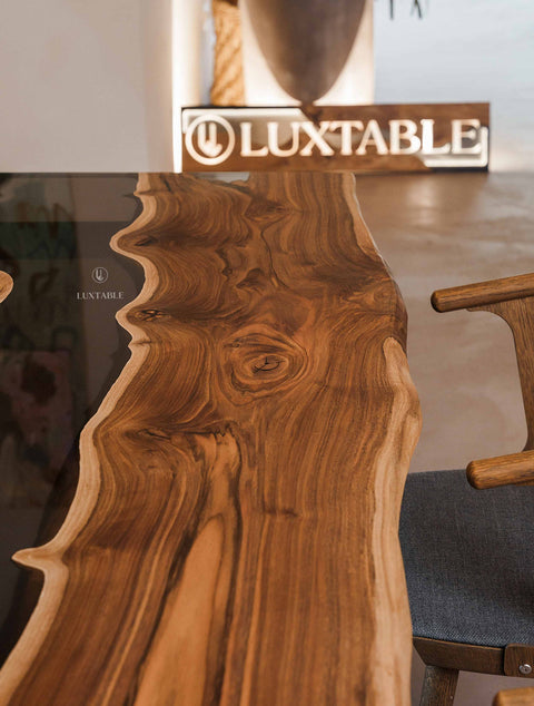 Baumstamm Tisch Calliope aus Nussbaum mit rauchgrauem Epoxidharz