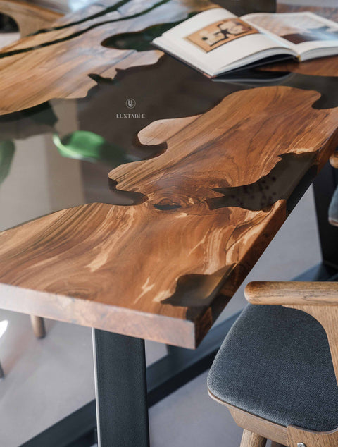 Harztisch Forest aus Nussbaum massiv mit rauchgrauem Epoxidharz