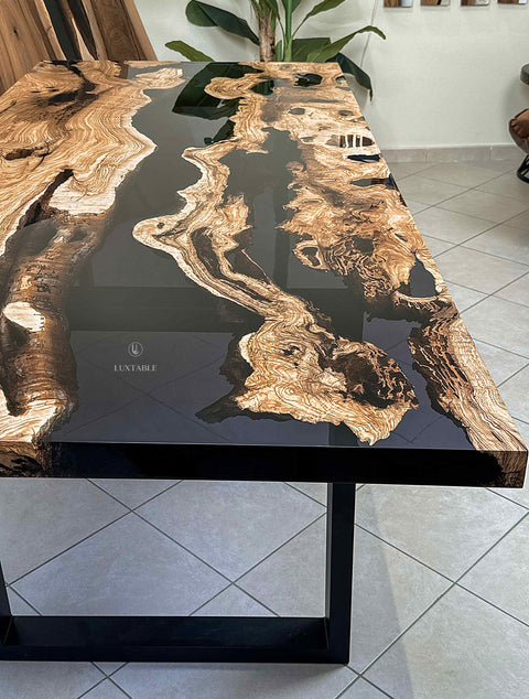 Tavolo con resina epossidica fumé lucida e legno di ulivo su misura Tramonto