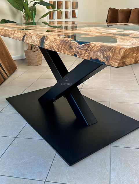 Esstisch Sapphire aus Olive massiv mit grauem Epoxidharz mit Gold