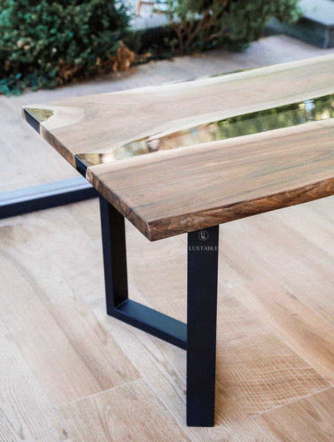 River Tisch Valencia aus Nussbaum massiv mit rauchgrauem Epoxidharz