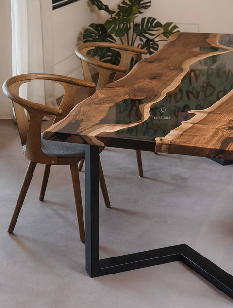 Baumstamm Tisch Calliope aus Nussbaum mit rauchgrauem Epoxidharz