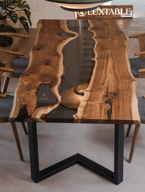 Baumstamm Tisch Calliope aus Nussbaum mit rauchgrauem Epoxidharz