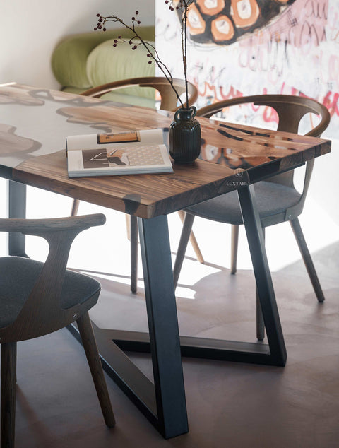 Harztisch Forest aus Nussbaum massiv mit rauchgrauem Epoxidharz