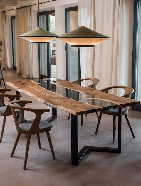 Baumstamm Tisch Calliope aus Nussbaum mit rauchgrauem Epoxidharz