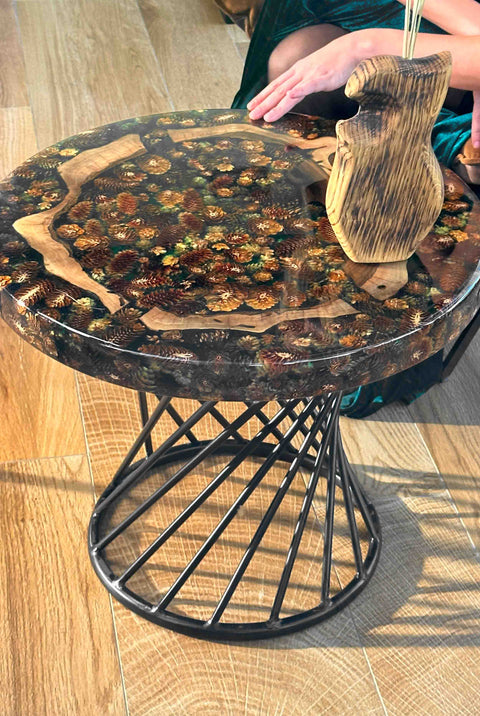 Green epoxy resin coffee table in larch cones and walnut, cusom size Bosco