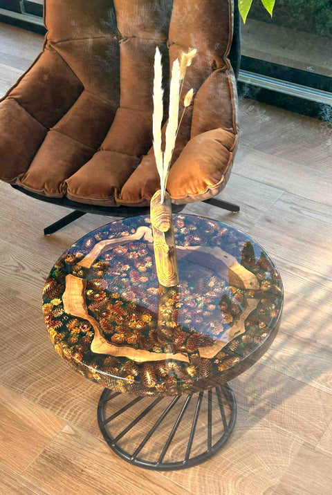 Green epoxy resin coffee table in larch cones and walnut, cusom size Bosco
