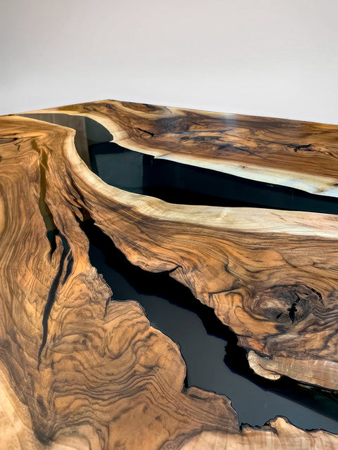 Dining table in solid walnut and smoky matte epoxy resin Radiance