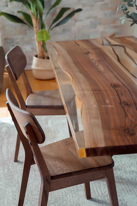 Massivholztisch Horizon aus Nussbaumholz mit klarem Epoxidharz