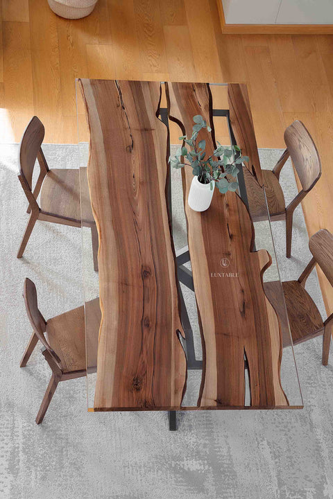 Massivholztisch Horizon aus Nussbaumholz mit klarem Epoxidharz