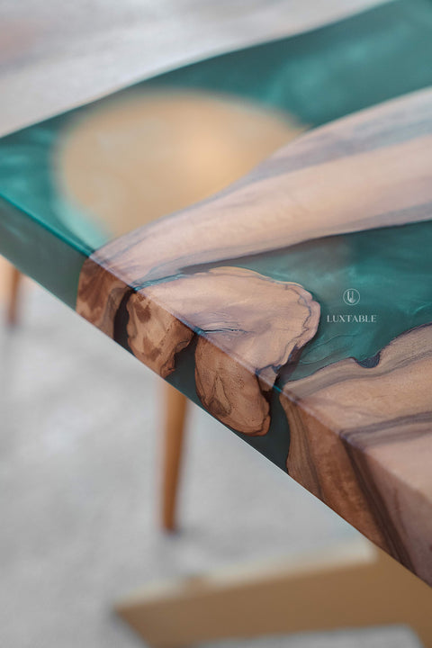 Massivholztisch Venezia aus Nussbaum mit minzgrünem Epoxidharz