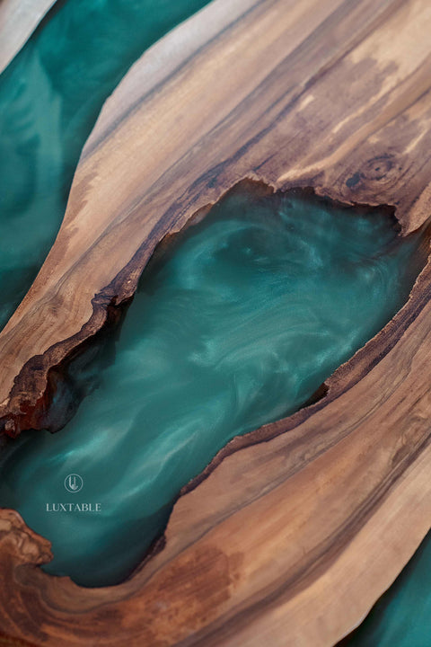 Massivholztisch Venezia aus Nussbaum mit minzgrünem Epoxidharz