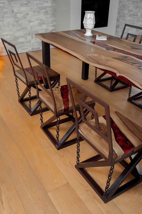 Tisch Vesuvio aus massivem Nussbaum mit bordeauxrotem Epoxidharz