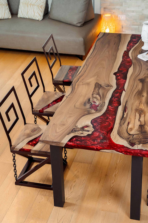 Tisch Vesuvio aus massivem Nussbaum mit bordeauxrotem Epoxidharz