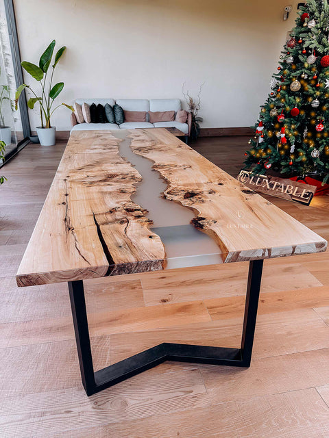 Holztisch Riviera aus Pappelholz mit halbtransparentem Epoxidharz