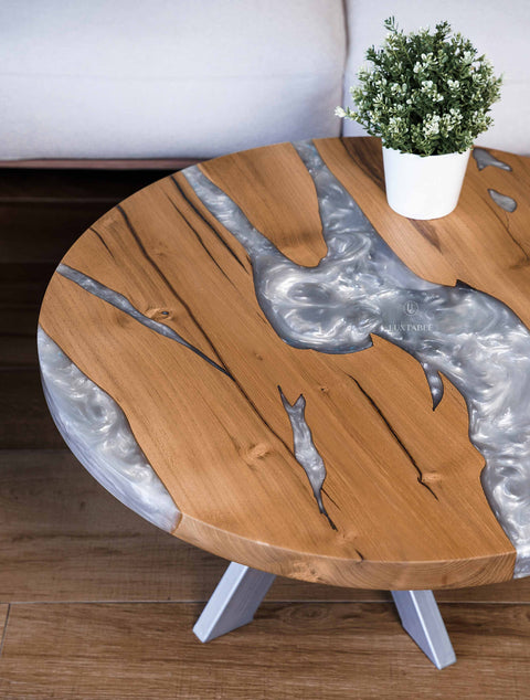 Runder Couchtisch Moon aus Akazienholz mit silbernem Epoxidharz