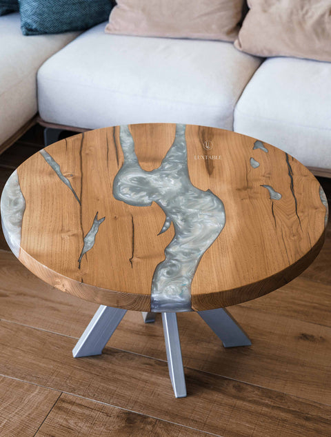 Runder Couchtisch Moon aus Akazienholz mit silbernem Epoxidharz