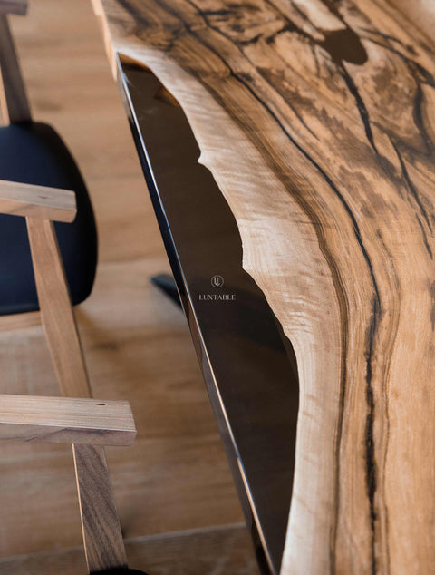 Maestoso tavolo in resina fumé e legno di noce europeo 210x110cm Fiamma