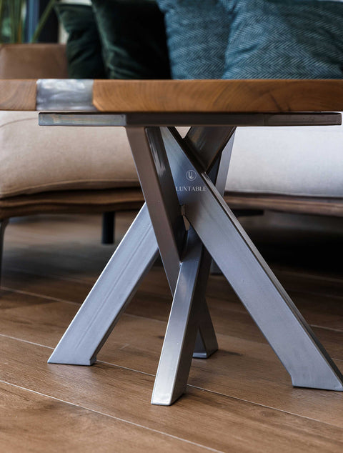 Runder Couchtisch Moon aus Akazienholz mit silbernem Epoxidharz