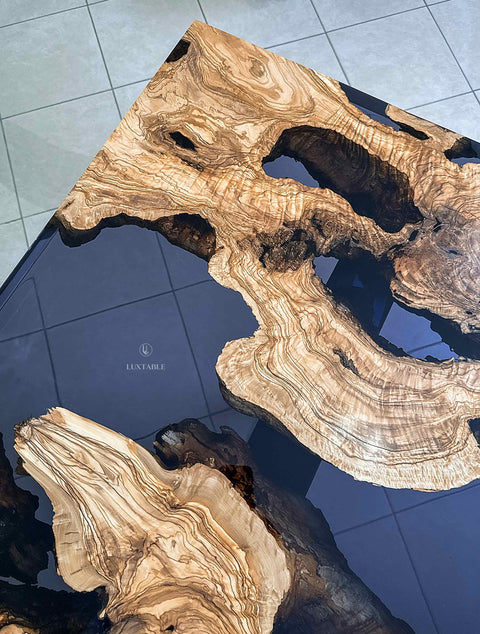 Tavolo con resina epossidica fumé lucida e legno di ulivo su misura Tramonto