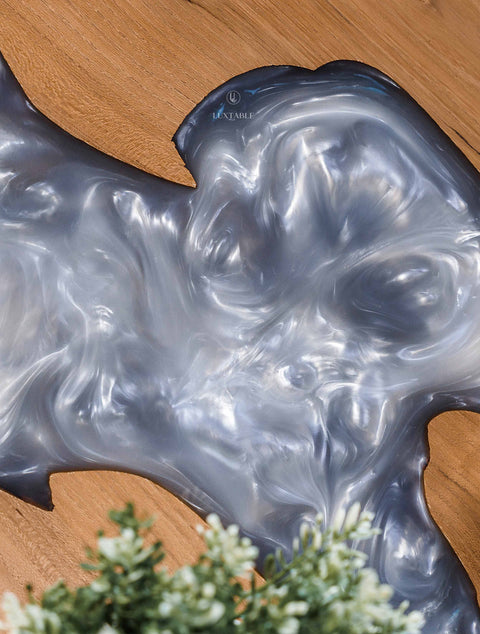 Runder Couchtisch Moon aus Akazienholz mit silbernem Epoxidharz